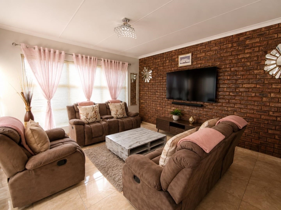 3 Bedroom Property for Sale in Heuwelsig Free State